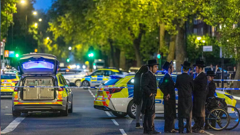 THE POLICE CORDON IN STAMFORD HILL