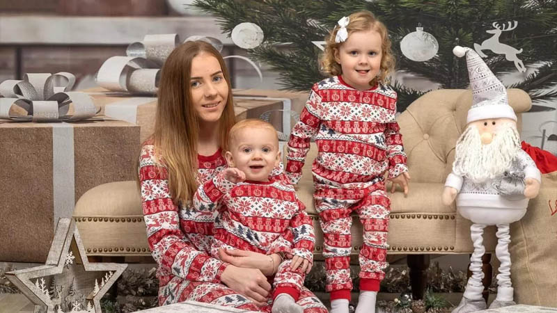 The mum-of-two puts up her Christmas tree